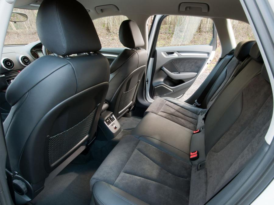 Интерьер Audi A3 Sportback 1.8T (8V) 2013 года  (UK) (фото 6 из 11)